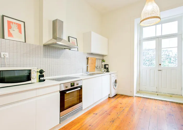 Charming Historic 31 Janeiro Street Porto